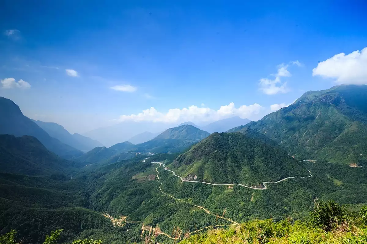 Tuyến đường đi Than Uyên - Sa Pa trong khung cảnh núi rừng hùng vĩ.