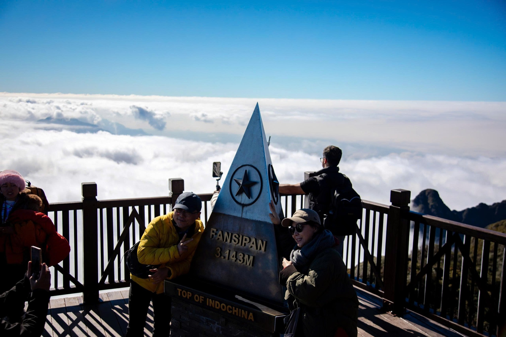 Du khách thích thú check-in cùng cột mốc đỉnh Fansipan cao 3.143 m. (Nguồn: Sưu tầm)