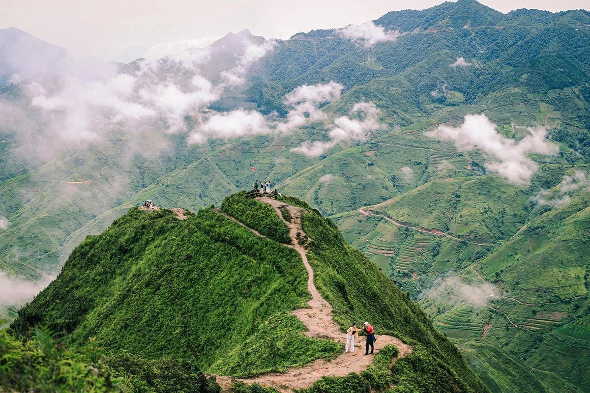 Du khách săn mây trên sống lưng khủng long Háng Đồng ở Tà Xùa. (Nguồn: Sưu tầm)
