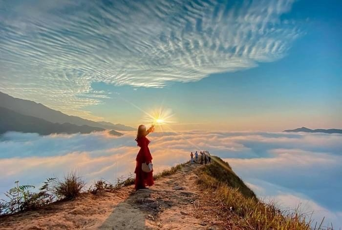 Biển mây Tà Xùa được chắn xung quanh bởi các dãy núi cao nên mây rất lặng và bồng bềnh. (Nguồn: Sưu tầm)