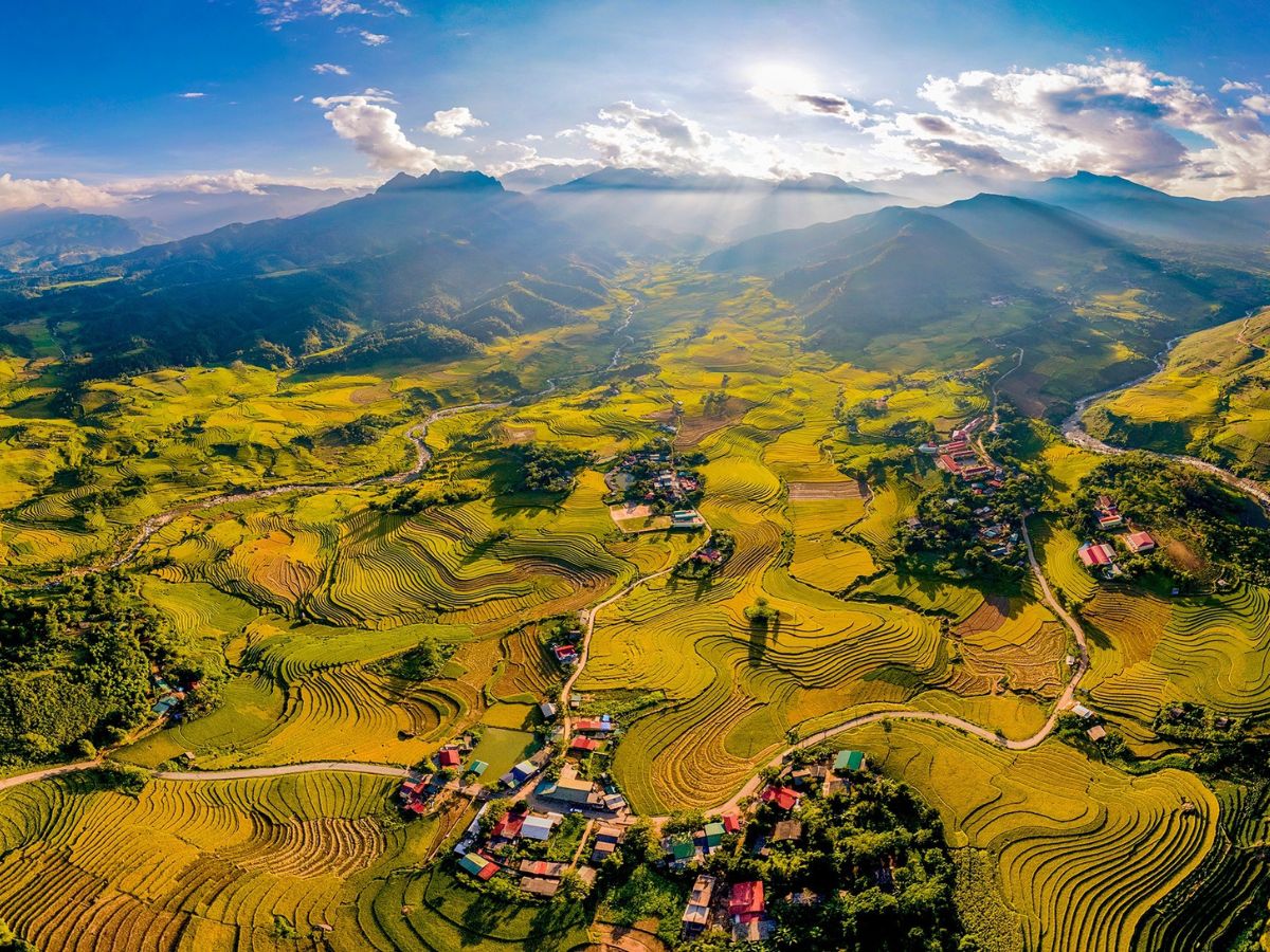 Ruộng bậc thang trải dài bên những bản làng vùng cao. (Nguồn: Sưu tầm)