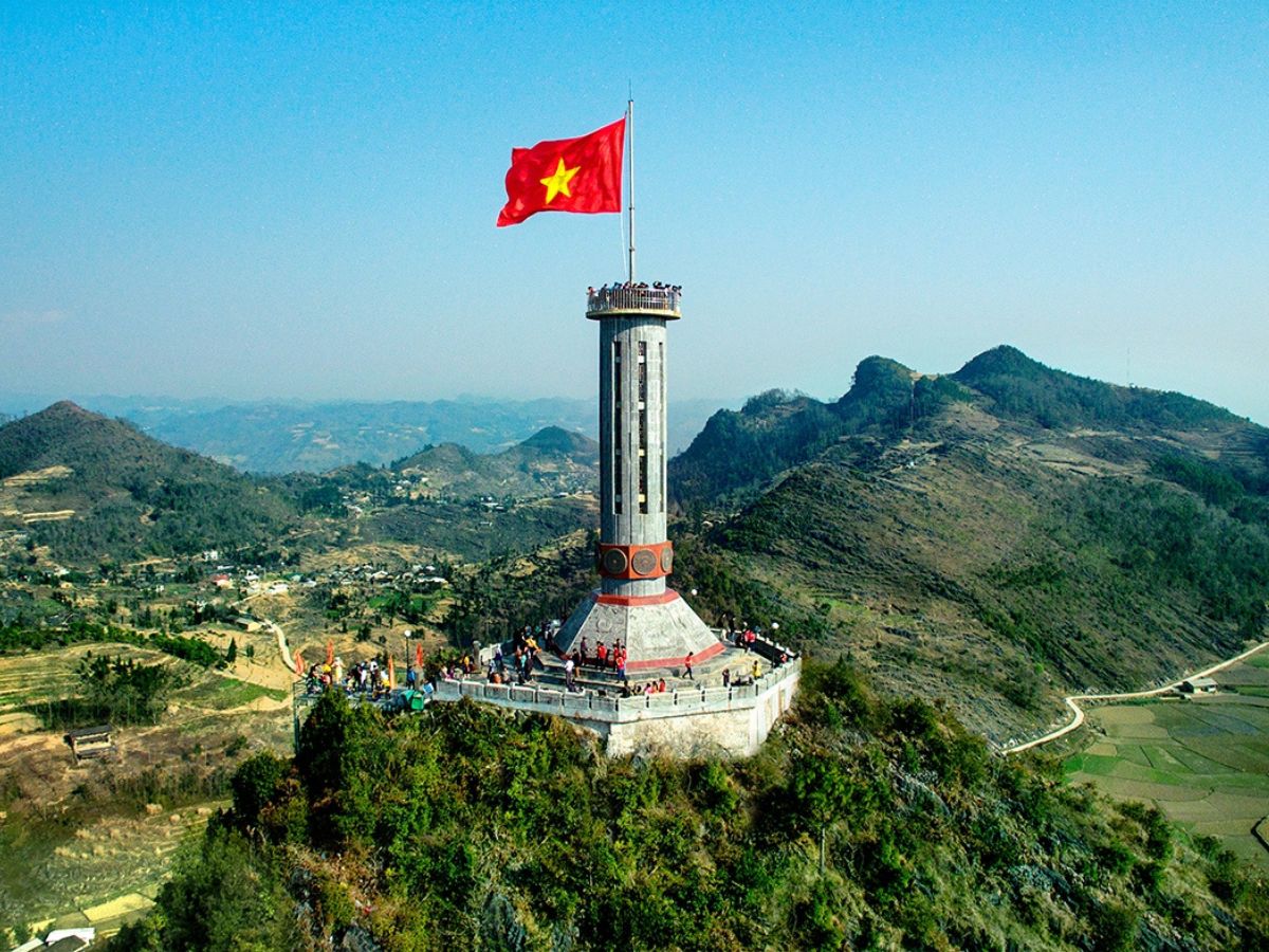 Cột cờ biên giới biểu tượng thiêng liêng nơi biên cương. (Nguồn: Sưu tầm)