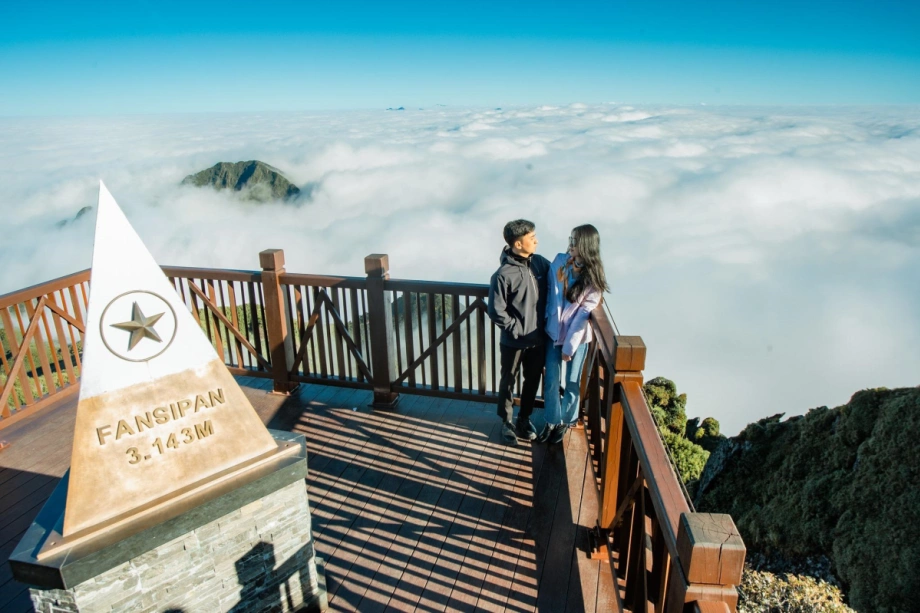Du khách thành công săn biển mây trên đỉnh Fansipan. (Nguồn: Sưu tầm)