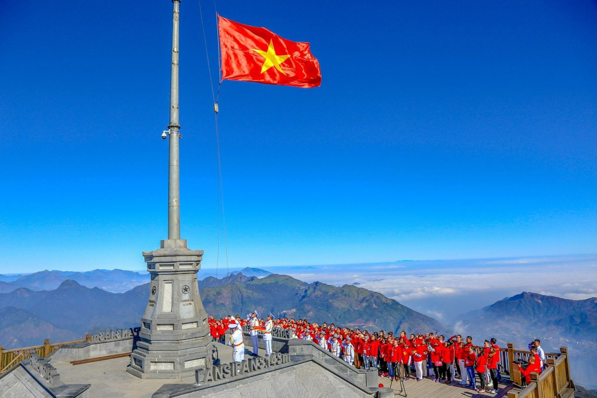 Cột cờ Tổ quốc là điểm dừng chân nổi bật trên đỉnh Fansipan.