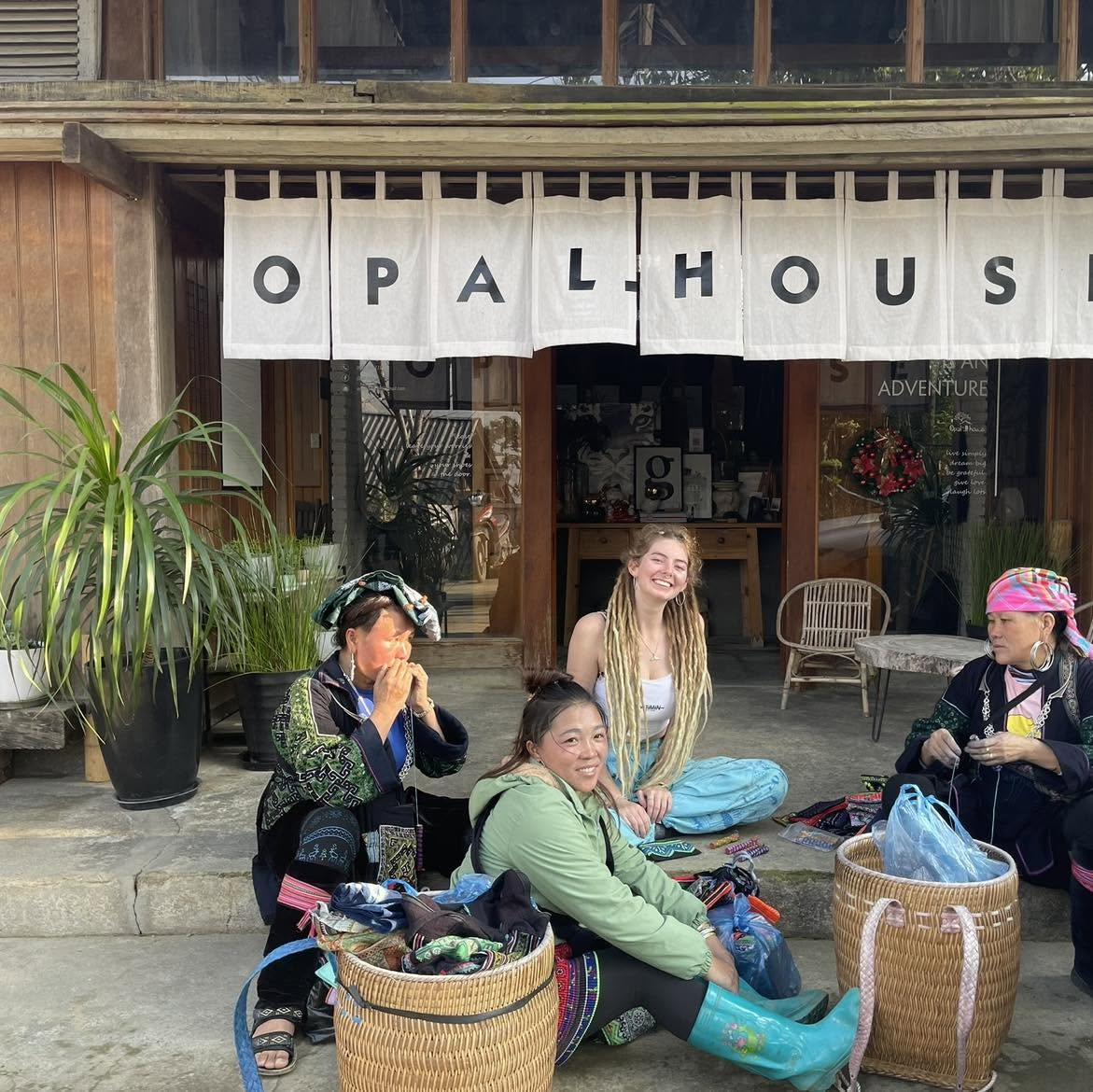 Opal House mang đậm dấu ấn bản địa với kiến trúc gỗ pơ mu truyền thống.