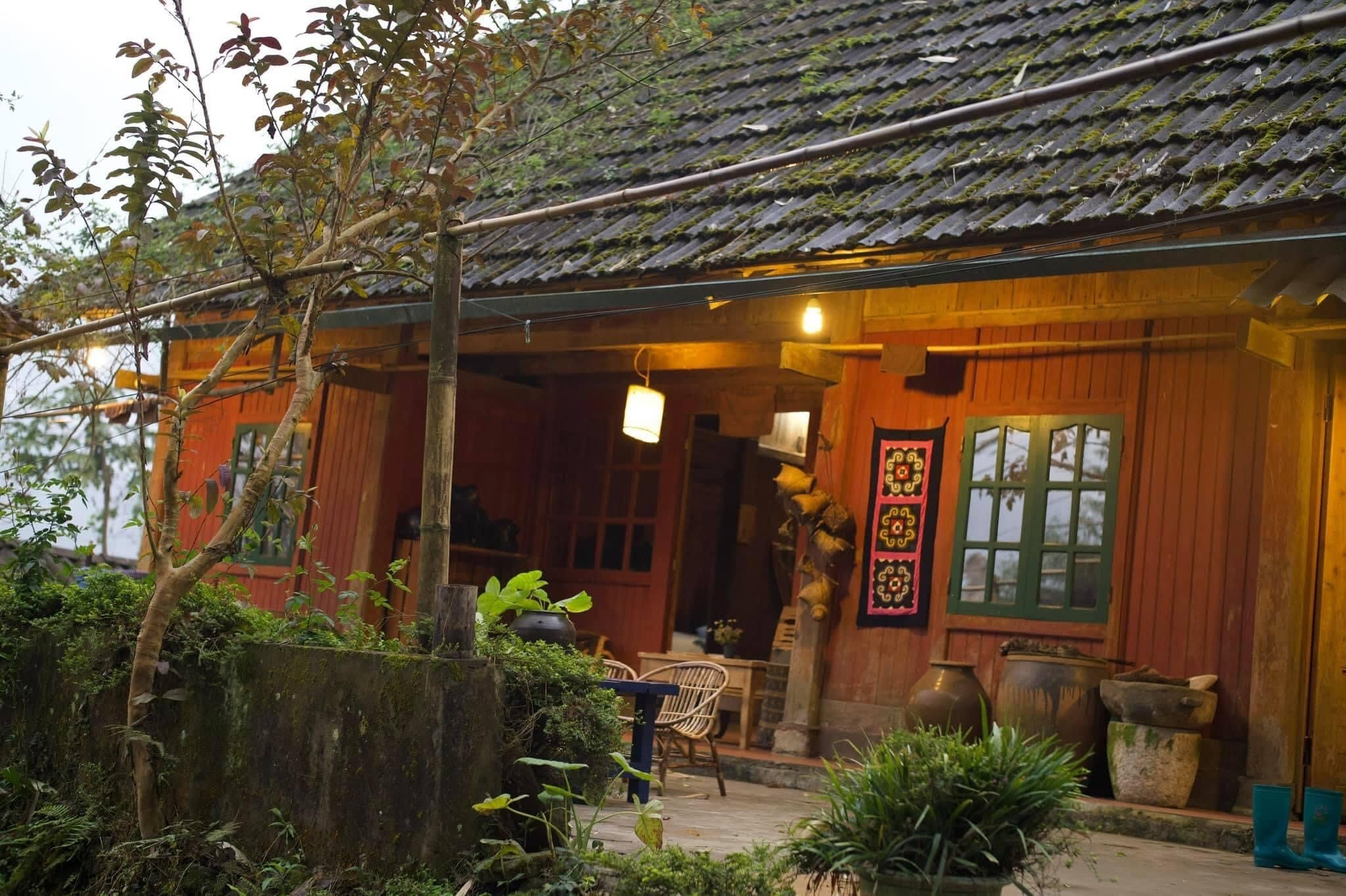 Góc hiên gỗ và phong cách vintage tại Phơri’s House tạo nên điểm check in đầy cuốn hút.