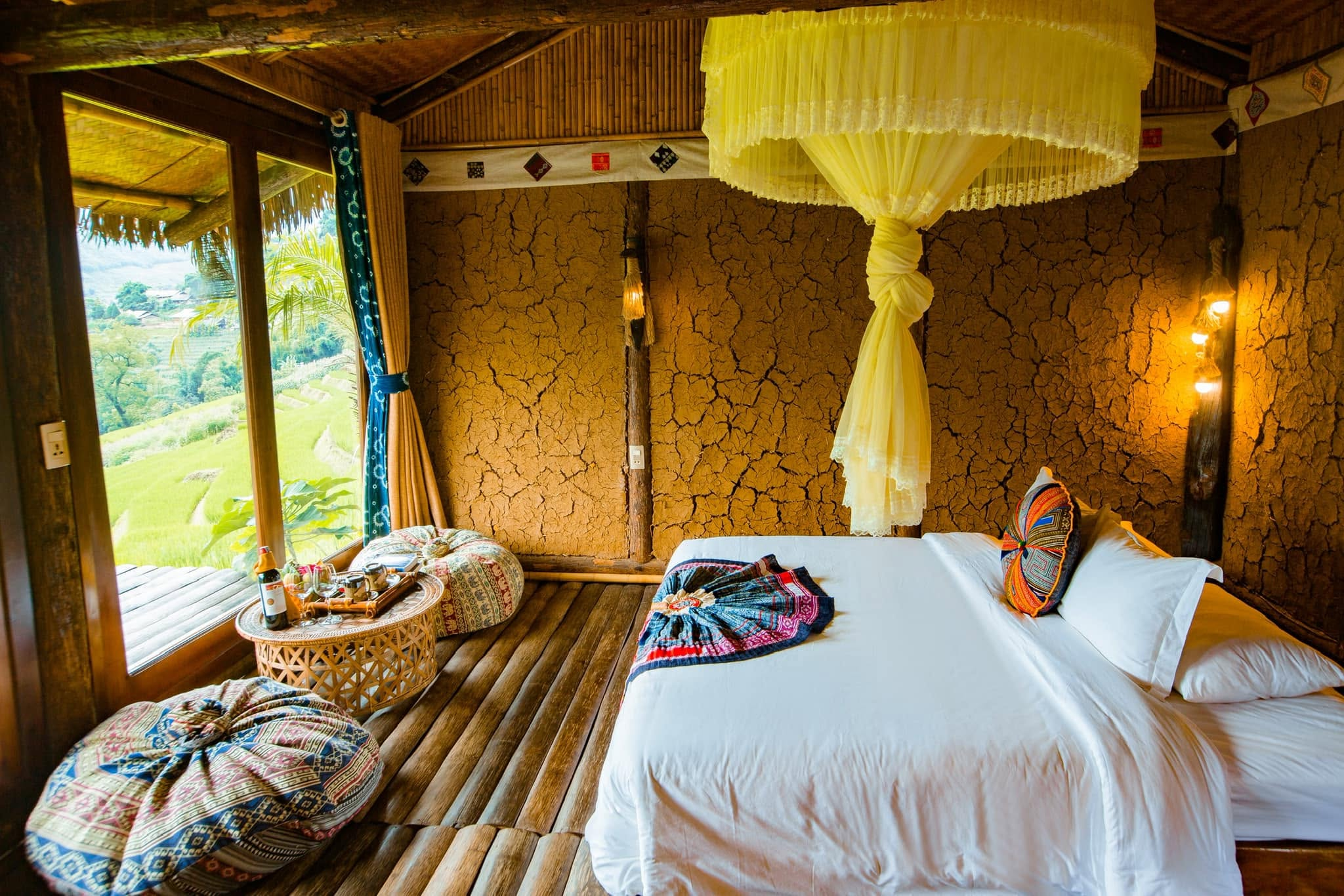 Eco Palms House gây ấn tượng với các bungalow mái cọ hướng về đỉnh Fansipan hùng vĩ.