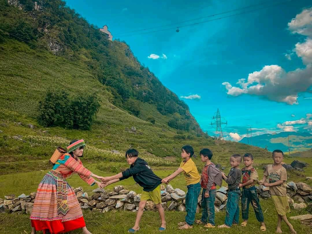 Bản Sín Chải giữ nguyên vẻ yên bình với những ngôi nhà gỗ và nương ngô xanh mướt.