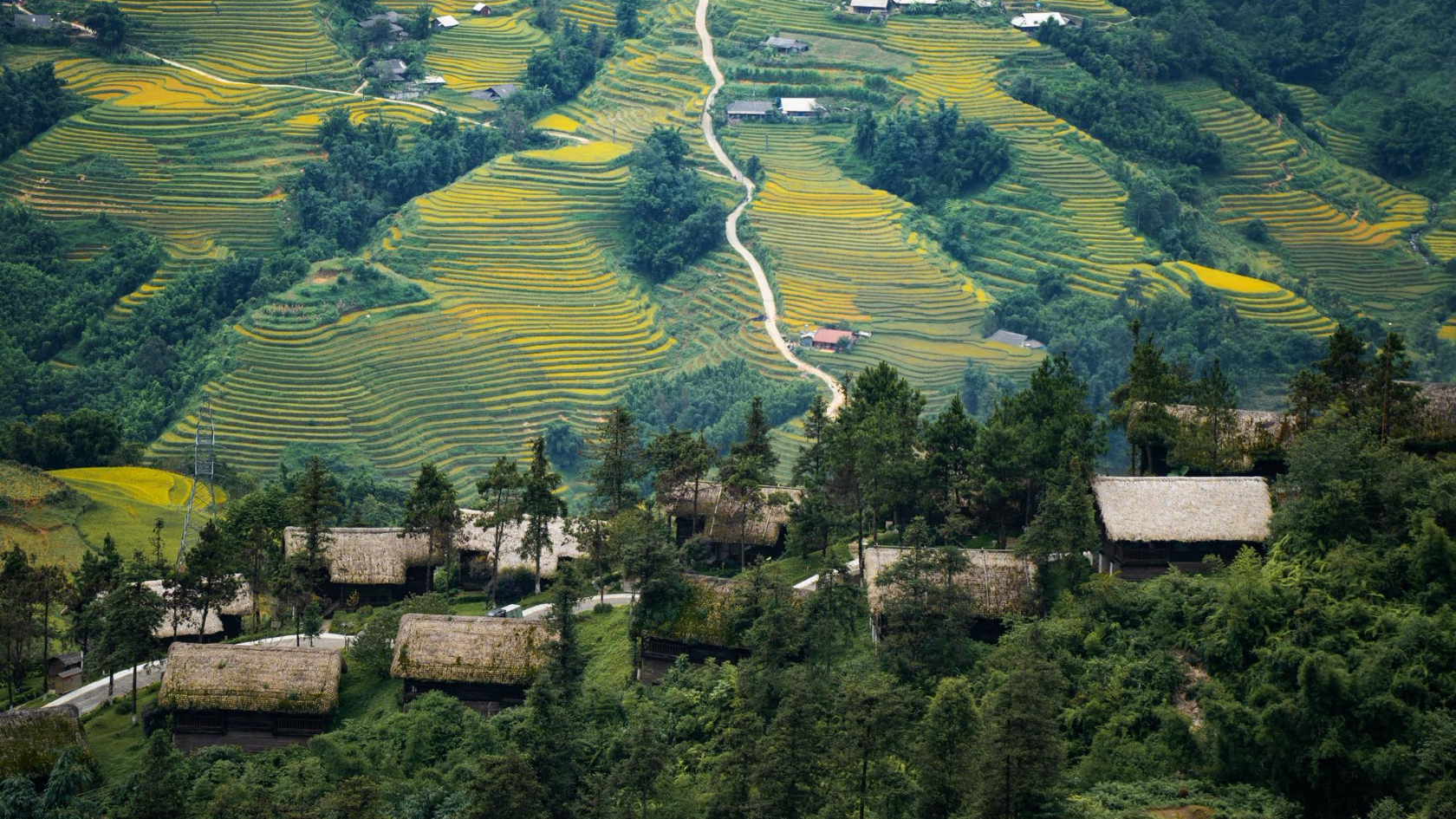 Khung cảnh ruộng bậc thang uốn lượn nhìn từ khách sạn mang đến trải nghiệm nghỉ dưỡng đầy thư giãn tại Sa Pa.