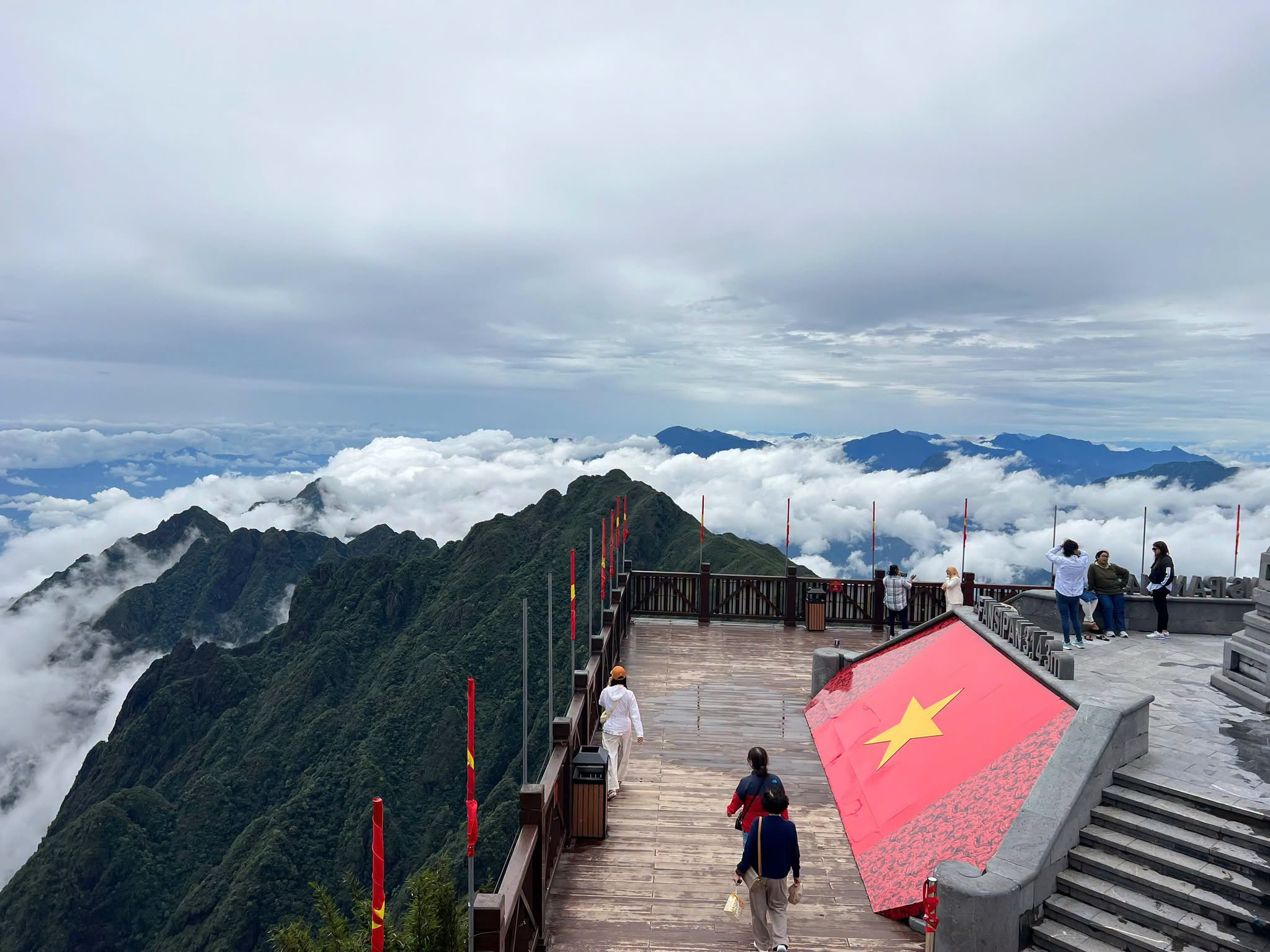 Những làn sương mỏng bao phủ dãy Hoàng Liên Sơn vào buổi sáng tháng 7.