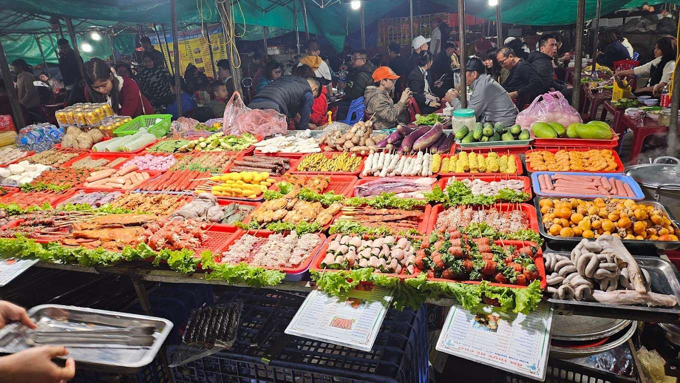 Các món nướng nóng hổi hấp dẫn du khách tại chợ đêm Sa Pa.
