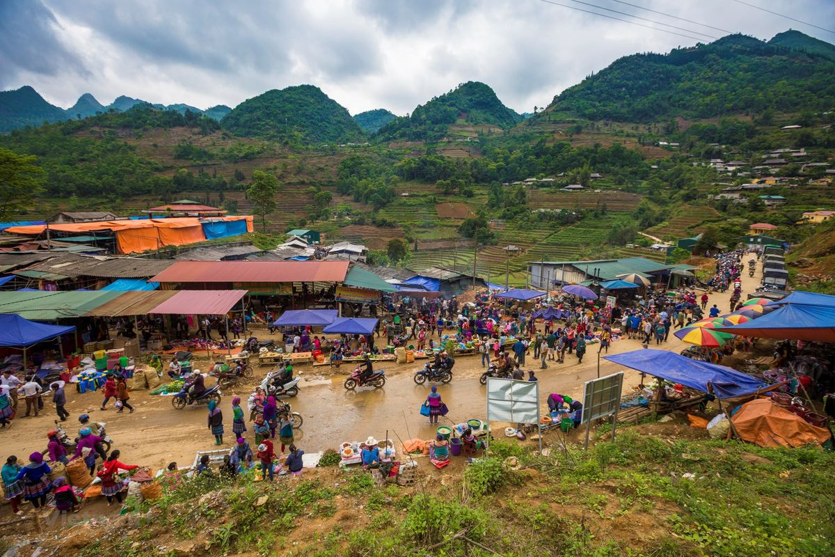 Chợ phiên Bắc Hà là nơi hội tụ nhiều sắc màu văn hóa của các dân tộc vùng cao.