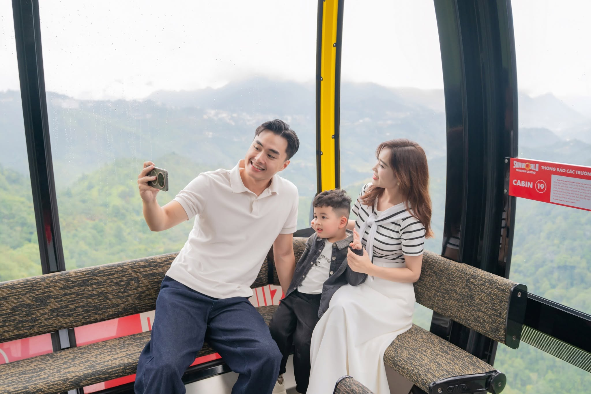 Từ cabin cáp treo, du khách có thể ngắm nhìn toàn cảnh dãy Hoàng Liên Sơn hùng vĩ.