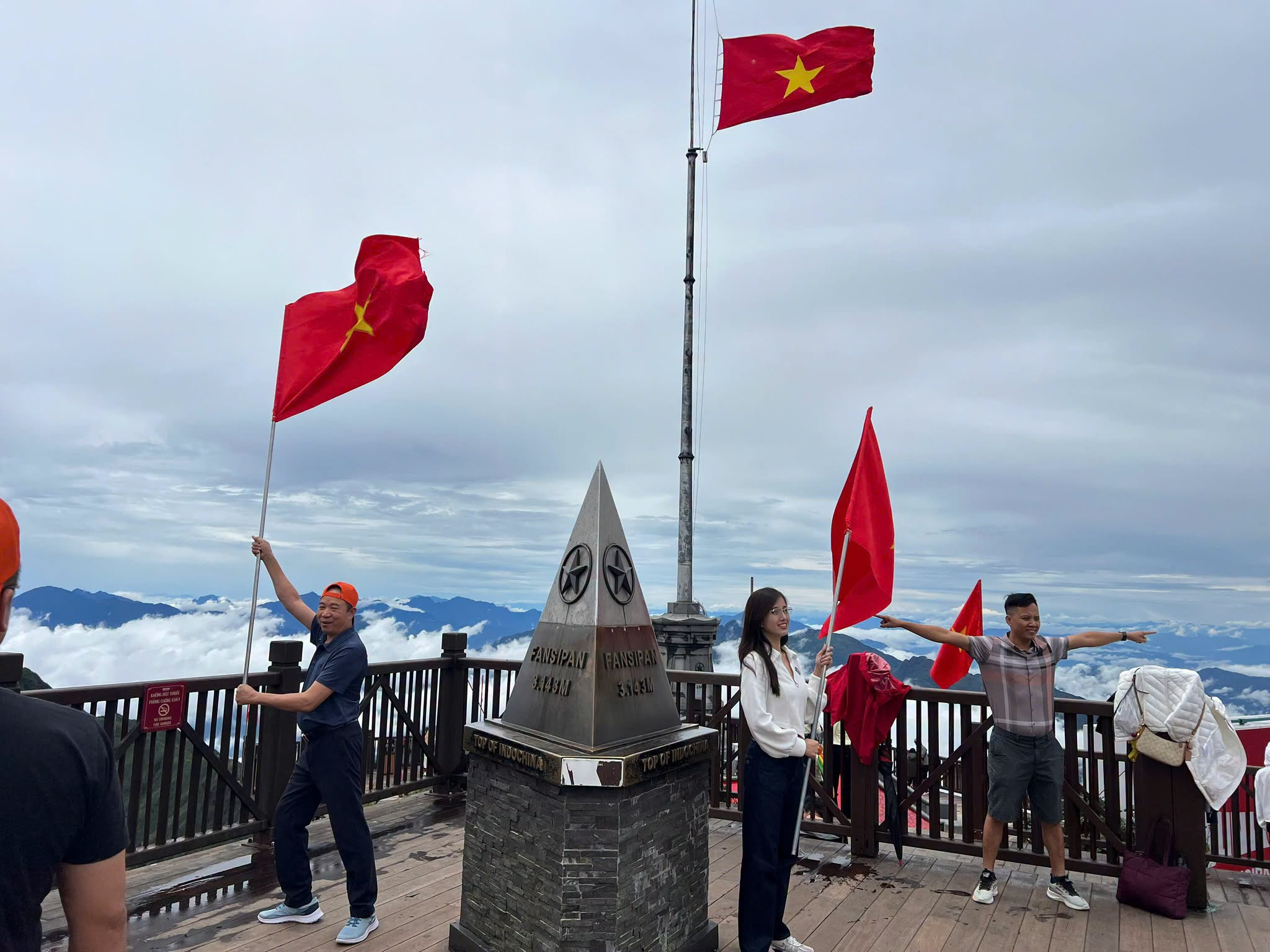Cột cờ trên đỉnh Fansipan là điểm check-in được nhiều du khách yêu thích.