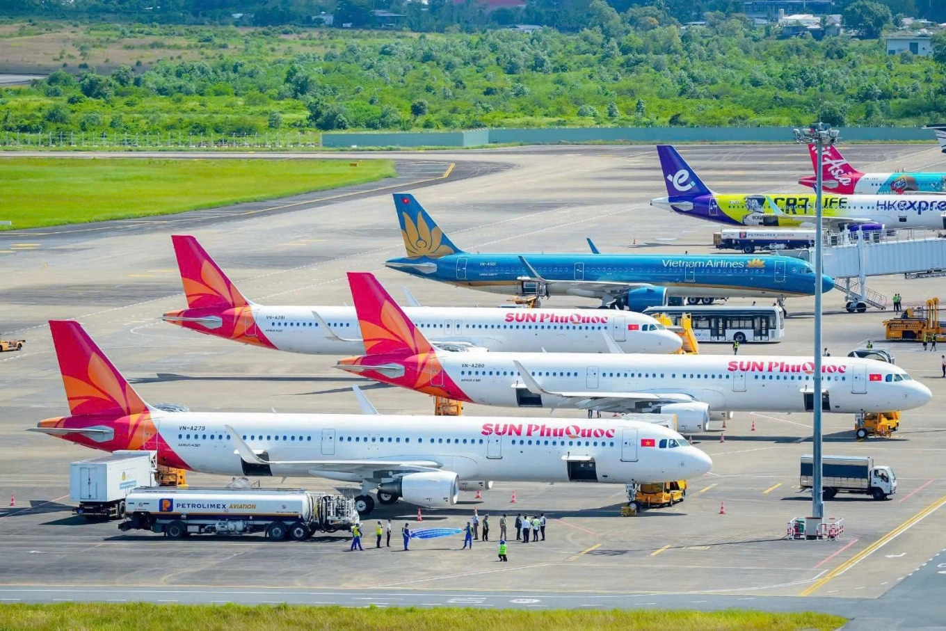 Du khách nên đặt vé máy bay đến Hà Nội sớm để có giá tốt hơn.