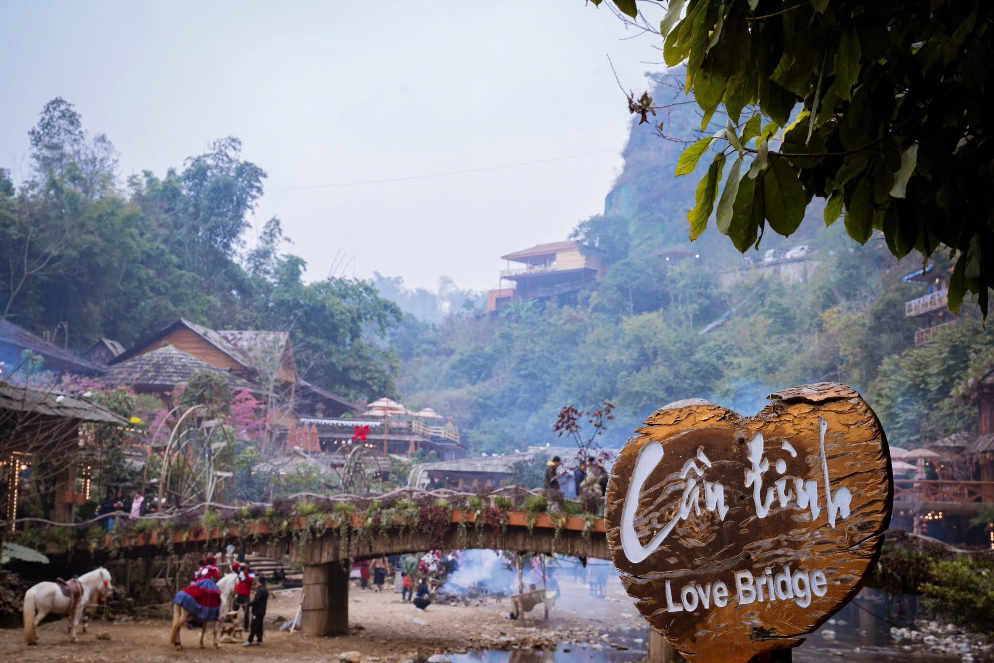 Cầu Tình Yêu là địa điểm check-in nổi tiếng tại bản Cát Cát.