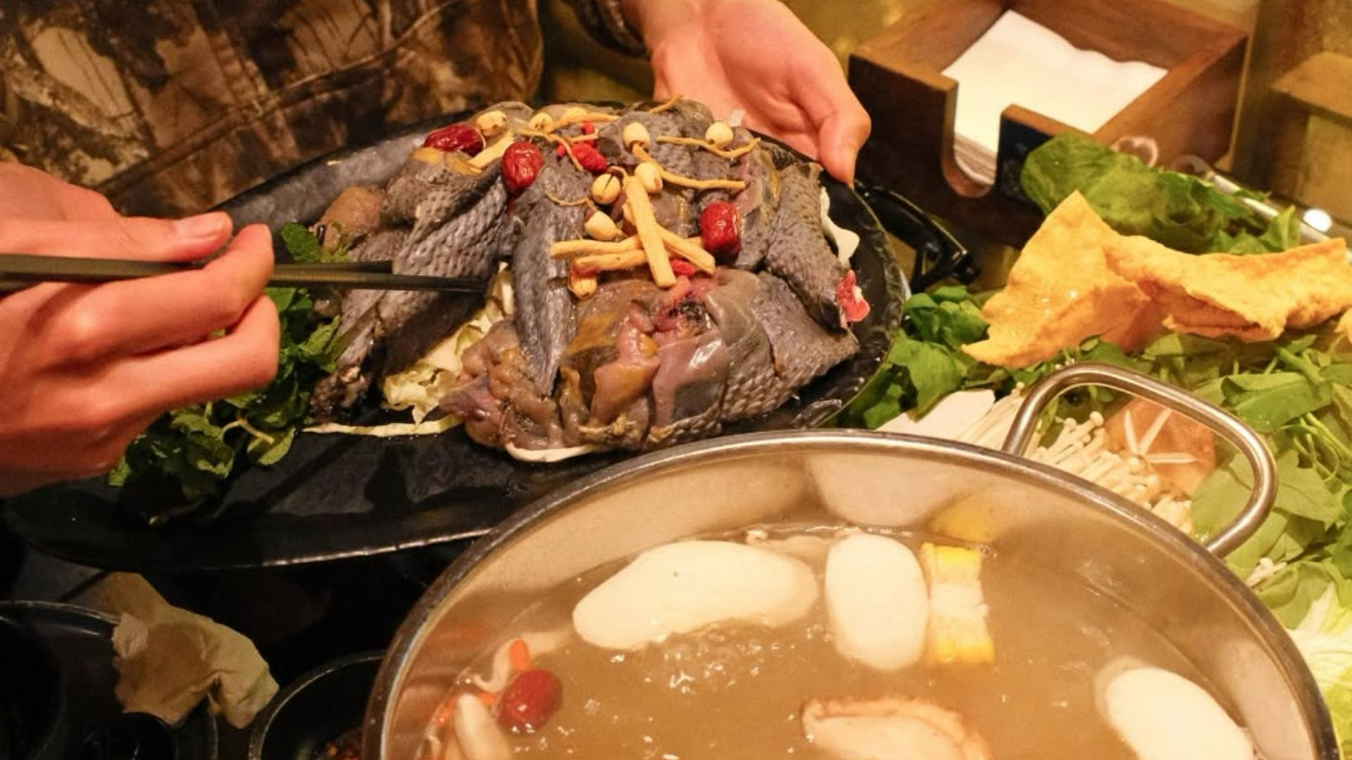 Lẩu gà đen là lựa chọn lý tưởng cho bữa tối trong tiết trời se lạnh của Sa Pa.