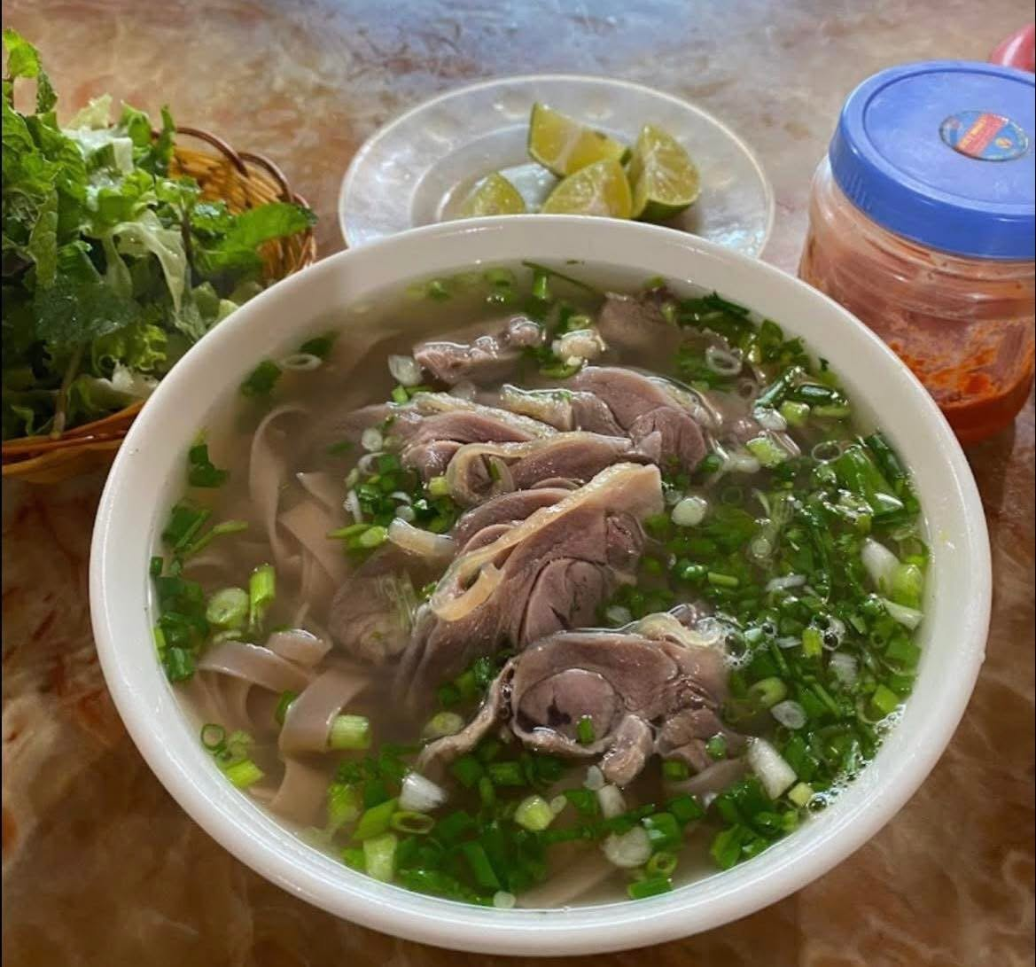 Phở hồng Bắc Hà gây ấn tượng với sợi phở màu hồng tự nhiên và hương vị béo bùi đặc trưng.