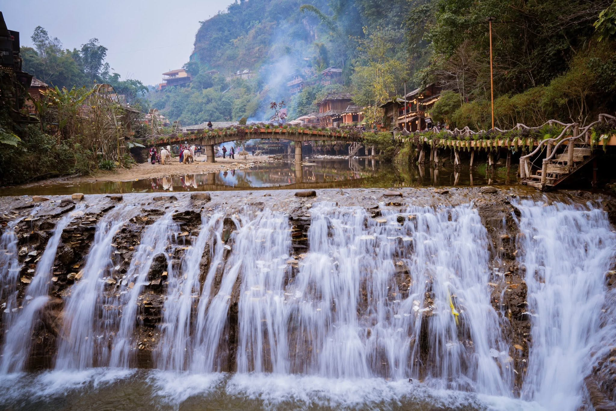 Cầu gỗ vắt qua dòng suối là hình ảnh gắn liền với khung cảnh bình yên của bản Cát Cát.