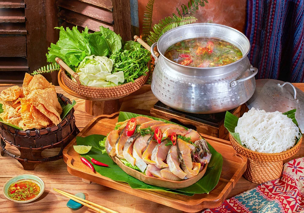 Lẩu cá tầm nóng hổi là món ăn được nhiều du khách yêu thích giữa tiết trời mát mẻ của Sa Pa.