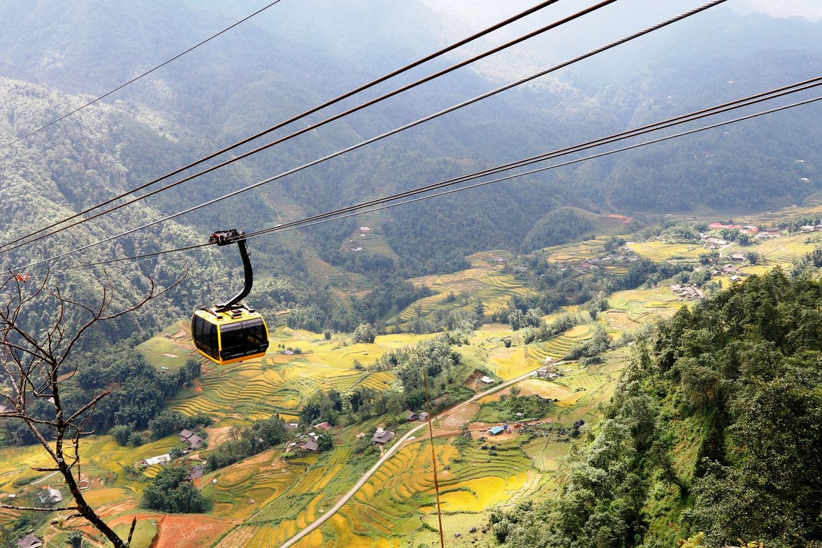 Toàn cảnh dãy Hoàng Liên Sơn hùng vĩ nhìn từ cabin cáp treo Fansipan.