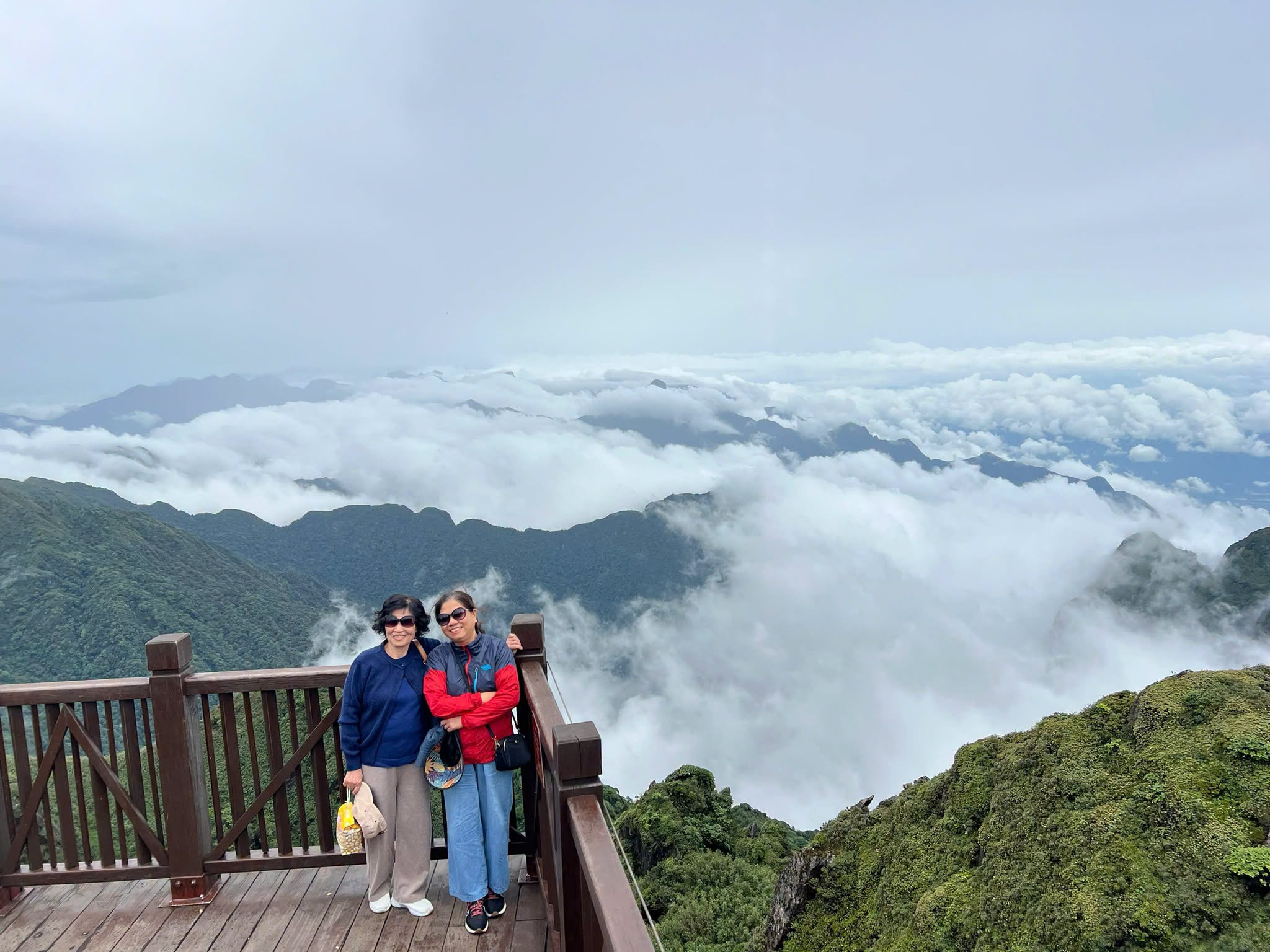 Du khách check-in với biển mây Fansipan sau cơn mưa.