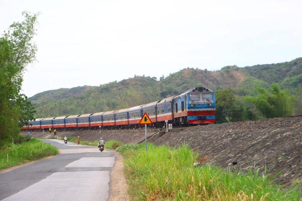 Tàu hoả phù hợp với du khách muốn thong dong ngắm cảnh trên đường di chuyển từ Hà Nội lên Lào Cai.