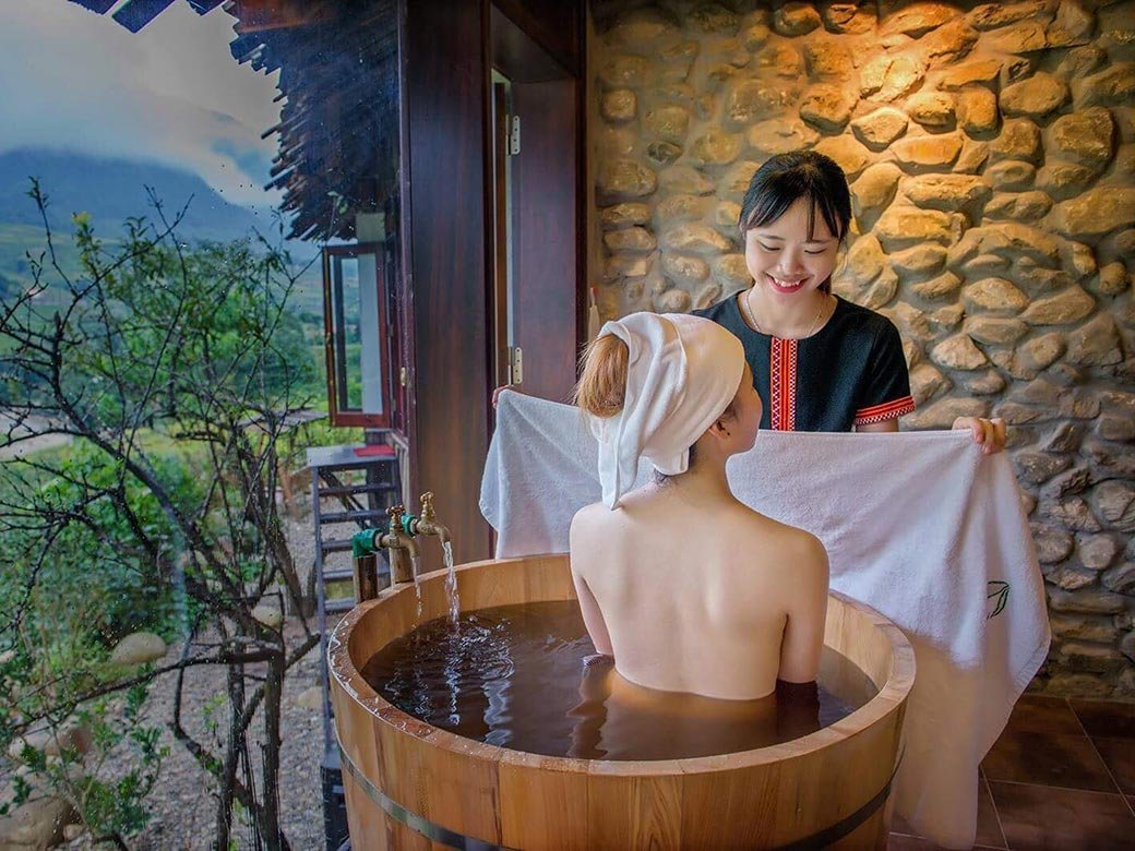 Du khách thư giãn với thuốc tắm lá Dao đỏ.