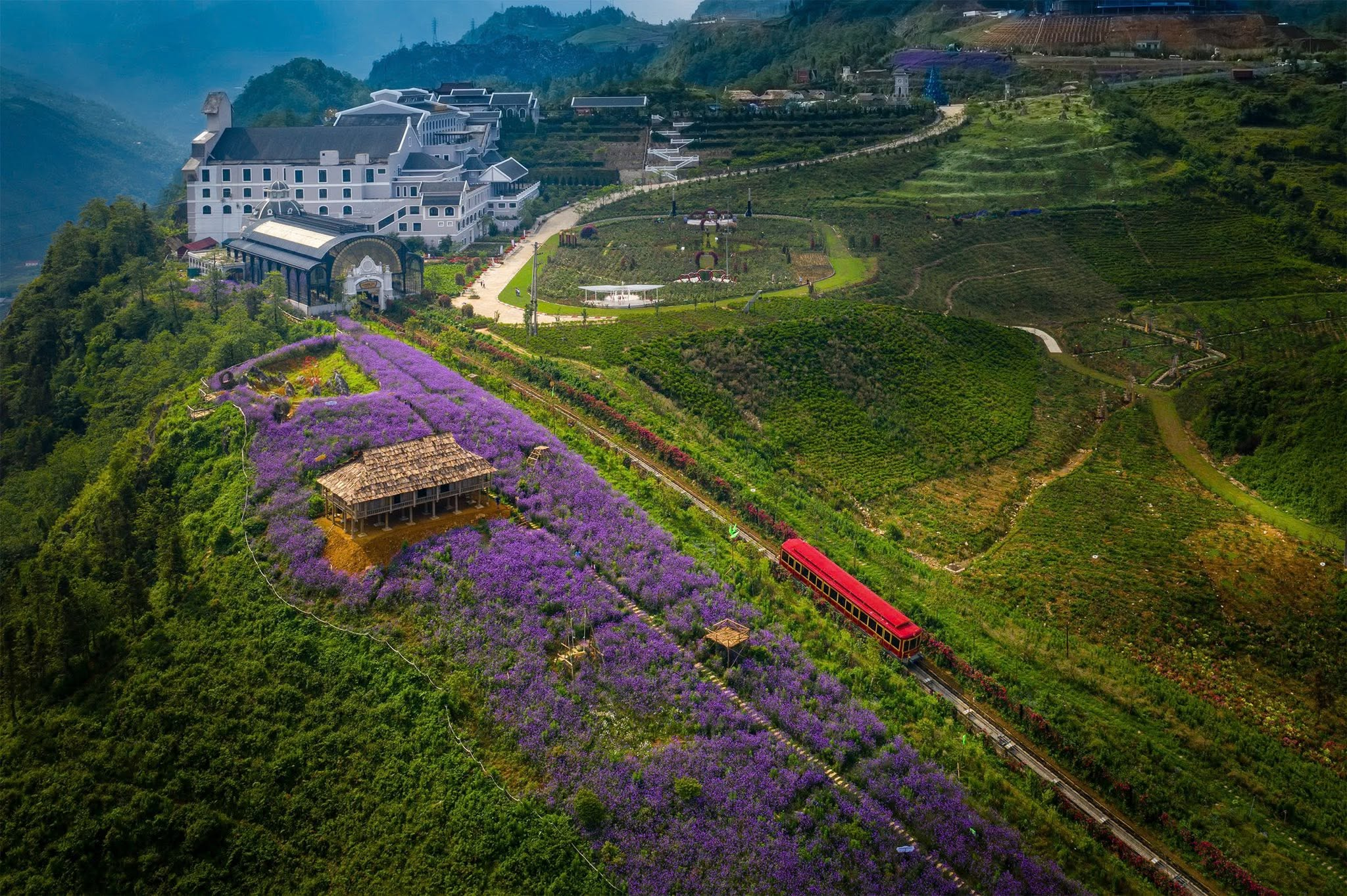 Tàu hoả Mường Hoa đưa du khách băng qua thung lũng Mường Hoa thơ mộng.
