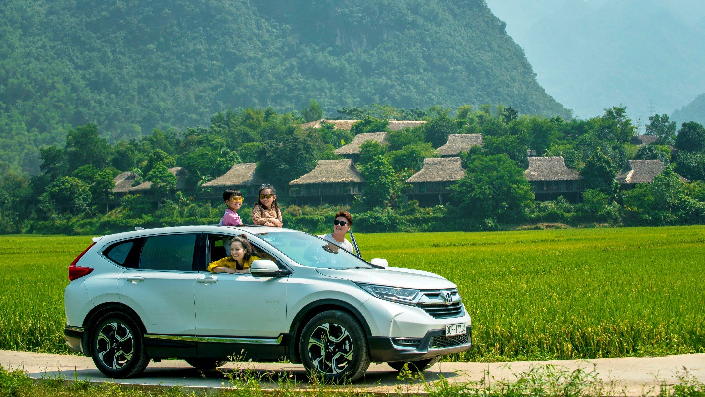Thuê xe gia đình du lịch Sa Pa giúp du khách chủ động hơn trong lịch trình tham quan.