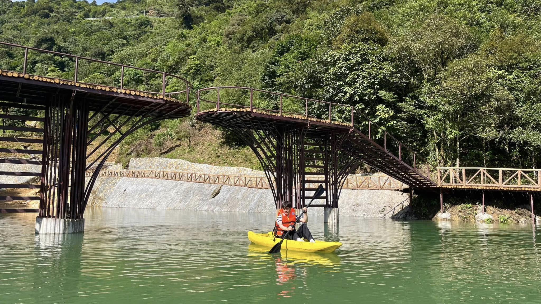 Du khách trải nghiệm chèo kayak tại Ý Linh Hồ.