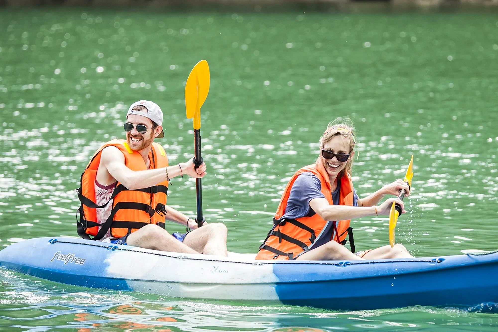 Chèo thuyền kayak giữa hồ nước xanh mang đến góc nhìn mới về thiên nhiên Sa Pa mùa hè.
