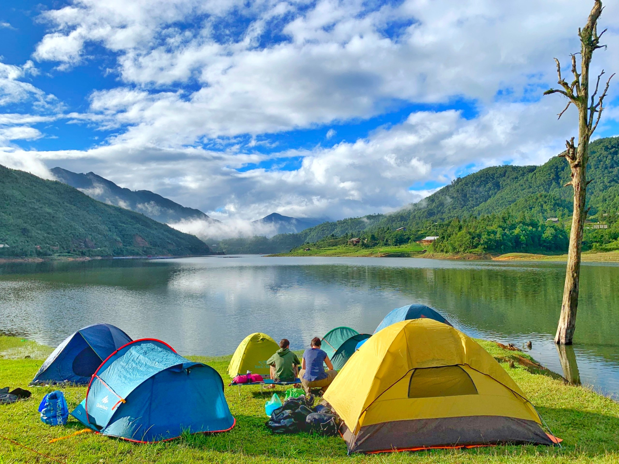 Picnic ven hồ là hoạt động được nhiều du khách lựa chọn sau khi chèo thuyền kayak.
