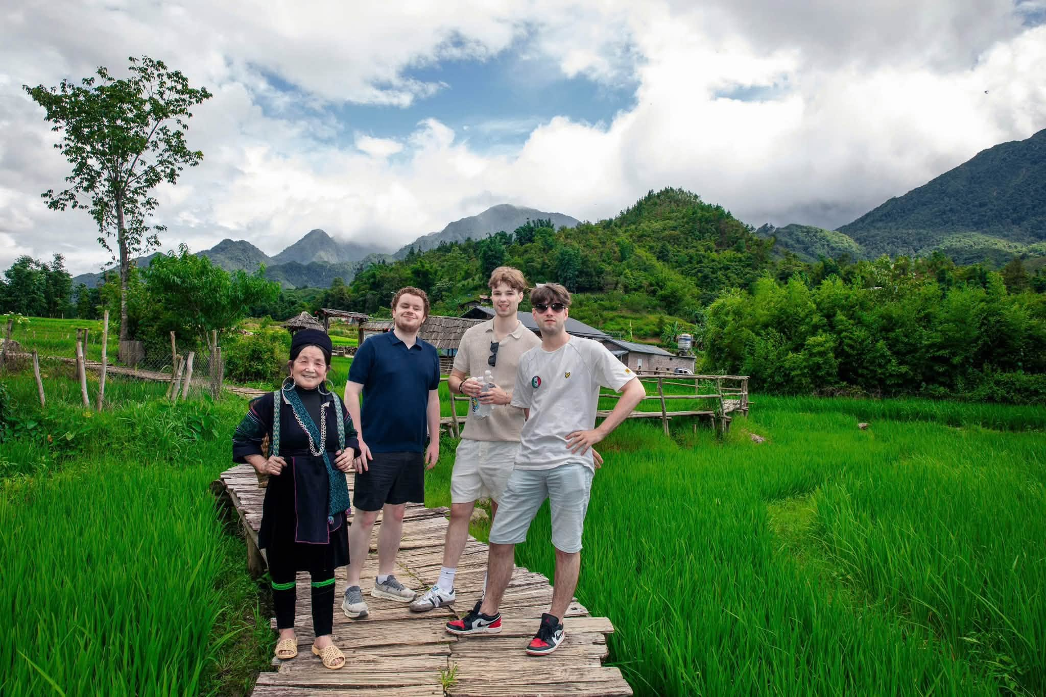 Du khách check-in giữa những thửa ruộng bậc thang xanh mướt trong tour xe jeep khám phá Sa Pa.