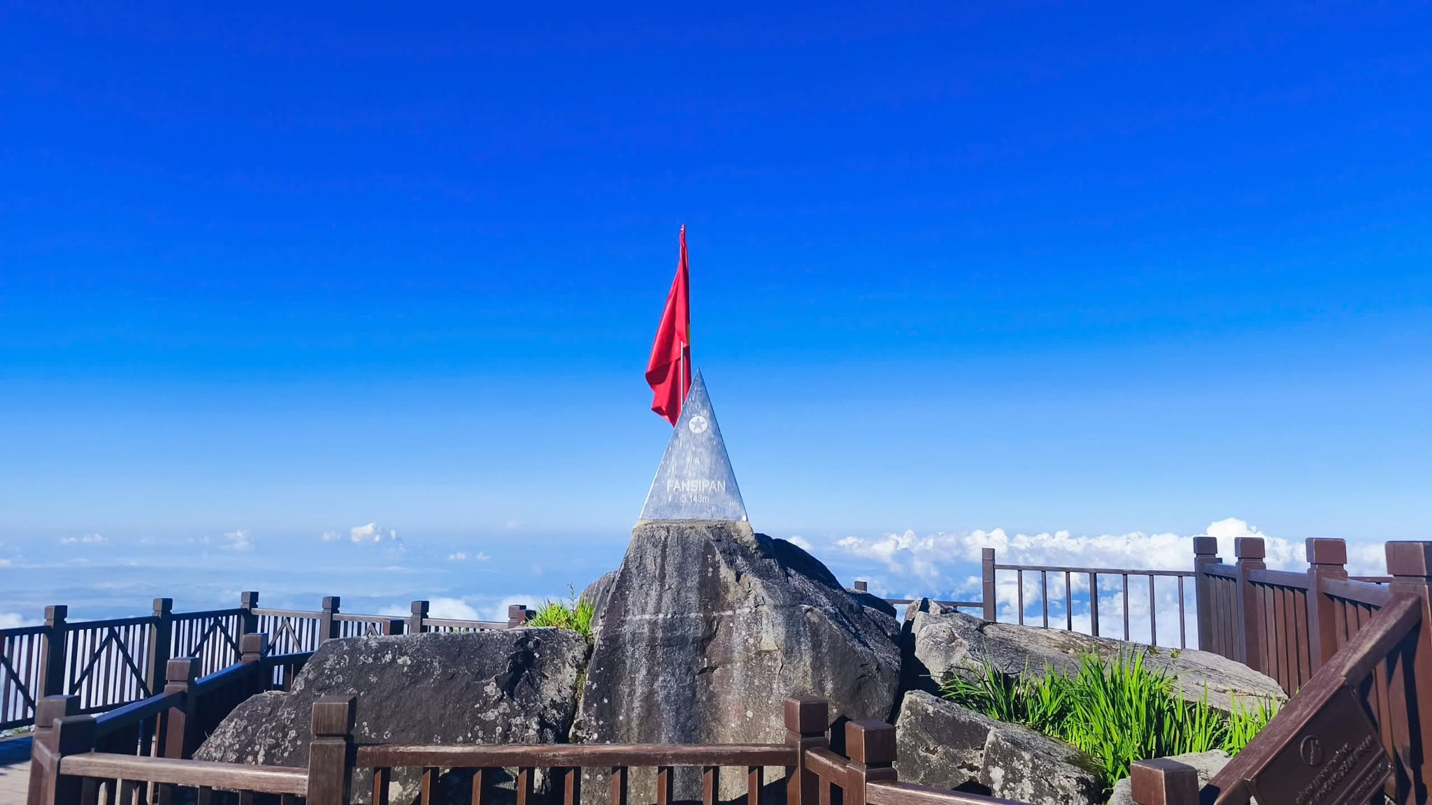 Đỉnh Fansipan là địa điểm check-in du khách không nên bỏ lỡ.