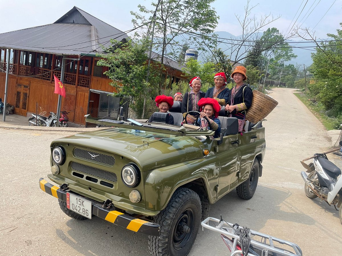 Xe jeep dừng chân tại bản Lao Chải để ngắm toàn cảnh ruộng bậc thang và thung lũng Mường Hoa.