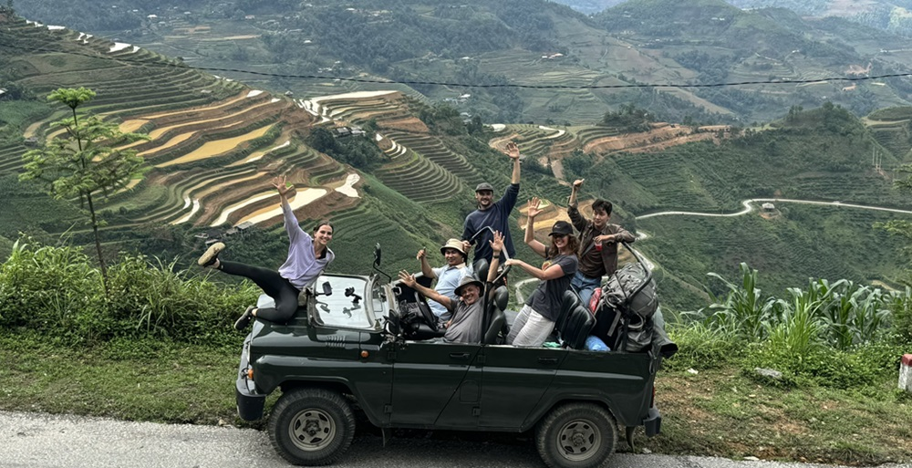 Tour xe jeep đưa du khách băng qua những cung đường uốn lượn giữa núi rừng Sa Pa.
