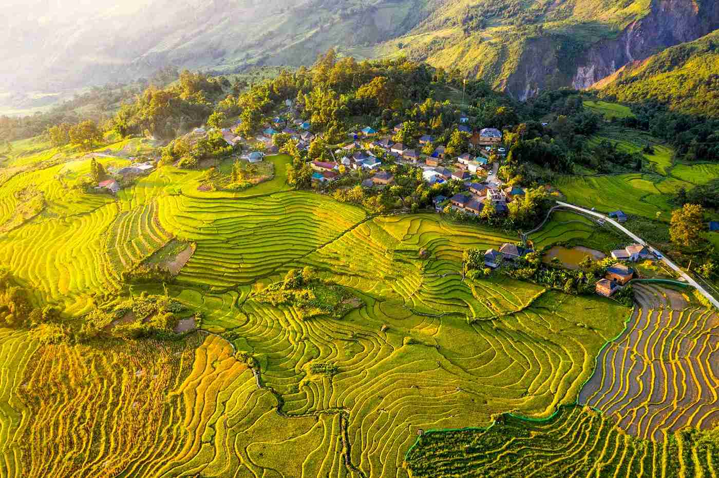 Y Tý gây ấn tượng với biển mây bồng bềnh và những thửa ruộng bậc thang xanh mướt.