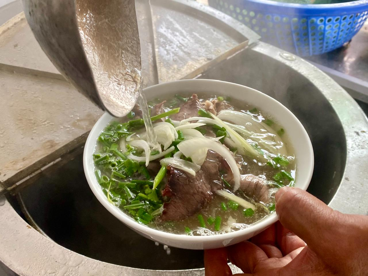Bát phở nghi ngút khói mang đến cảm giác ấm áp trong buổi sáng se lạnh ở Sa Pa