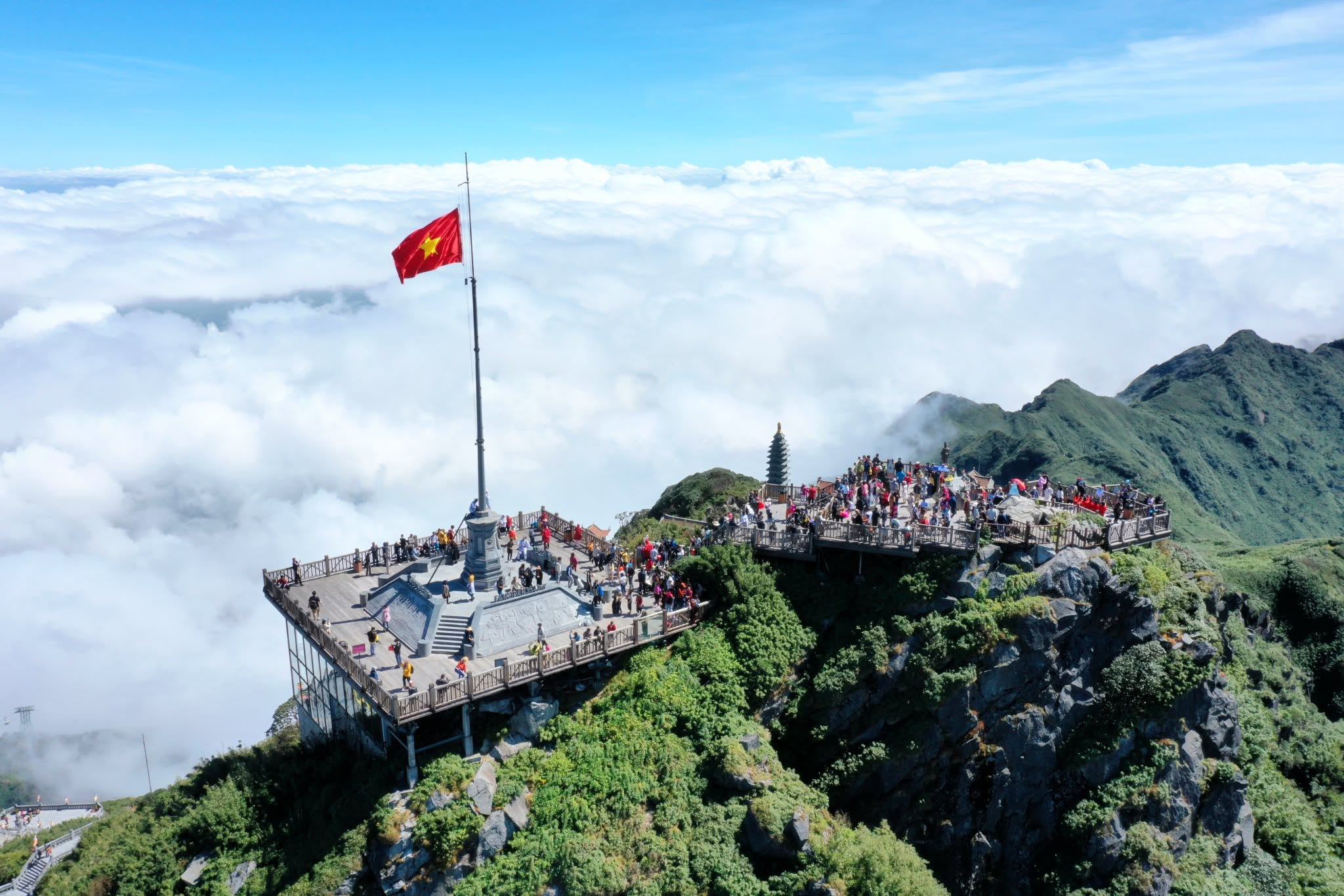 Cột mốc đỉnh Fansipan là điểm check-in được nhiều du khách mong muốn chinh phục.