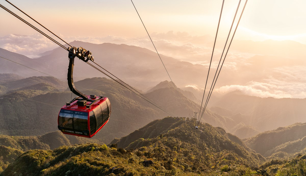 Từ cabin cáp treo, du khách có thể chiêm ngưỡng ruộng bậc thang và biển mây tuyệt đẹp của Tây Bắc.