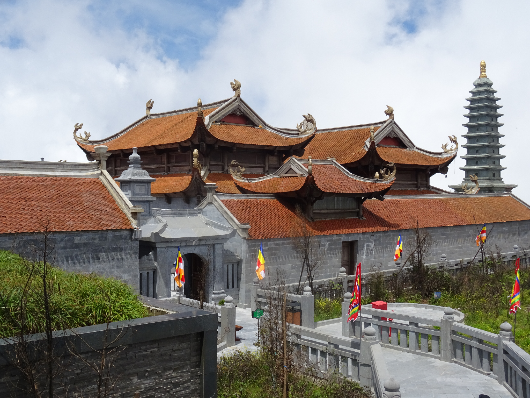 Du khách có thể khám phá và chiêm bái không gian tâm linh tại Kim Sơn Bảo Thắng Tự trong hành trình chinh phục đỉnh Fansipan.