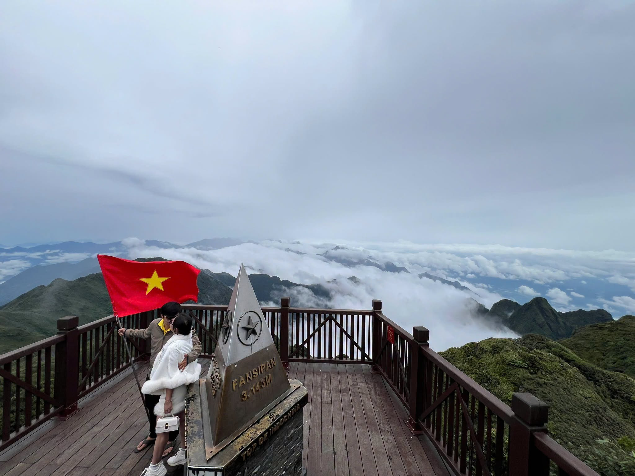 Săn mây trên đỉnh Fansipan là trải nghiệm không thể bỏ lỡ trong mùa hè.\