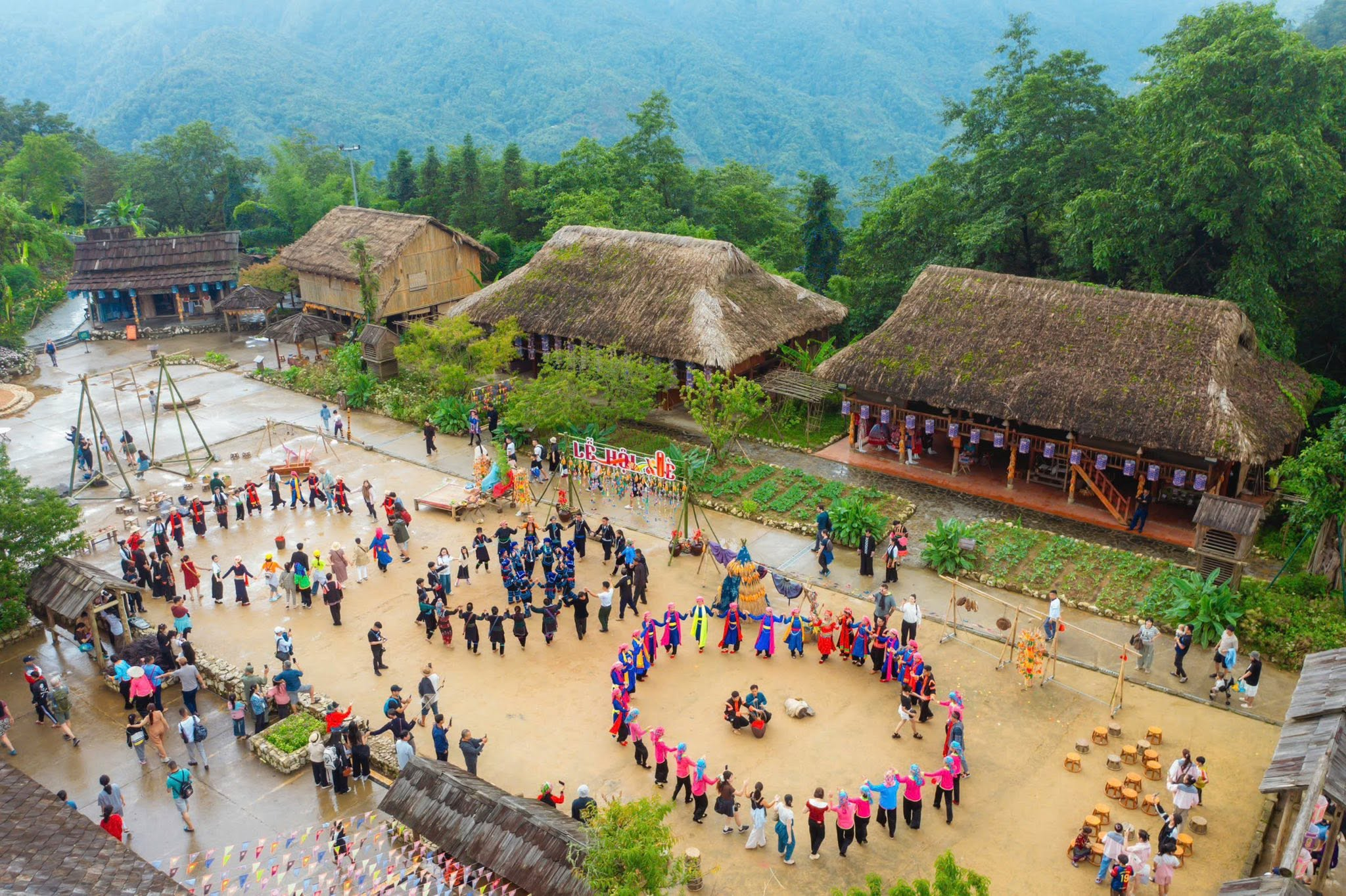 Những ngôi nhà gỗ truyền thống giữa bản Mây mang đậm bản sắc văn hóa vùng cao.