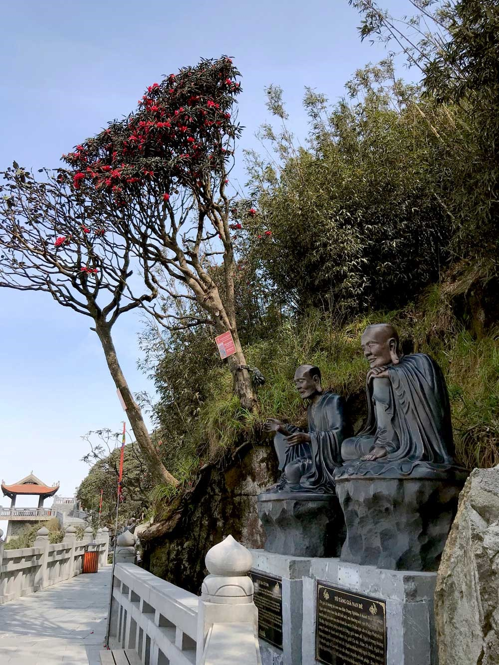 18 pho tượng La Hán bằng đồng được chế tác tinh xảo, là điểm nhấn nổi bật của hành trình tâm linh.