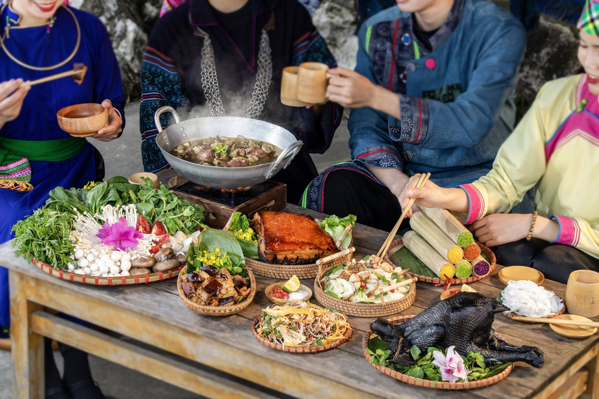 Bữa ăn với các món đặc sản mang đậm hương vị vùng cao là một phần không thể thiếu của hành trình khám phá Bản Mây.