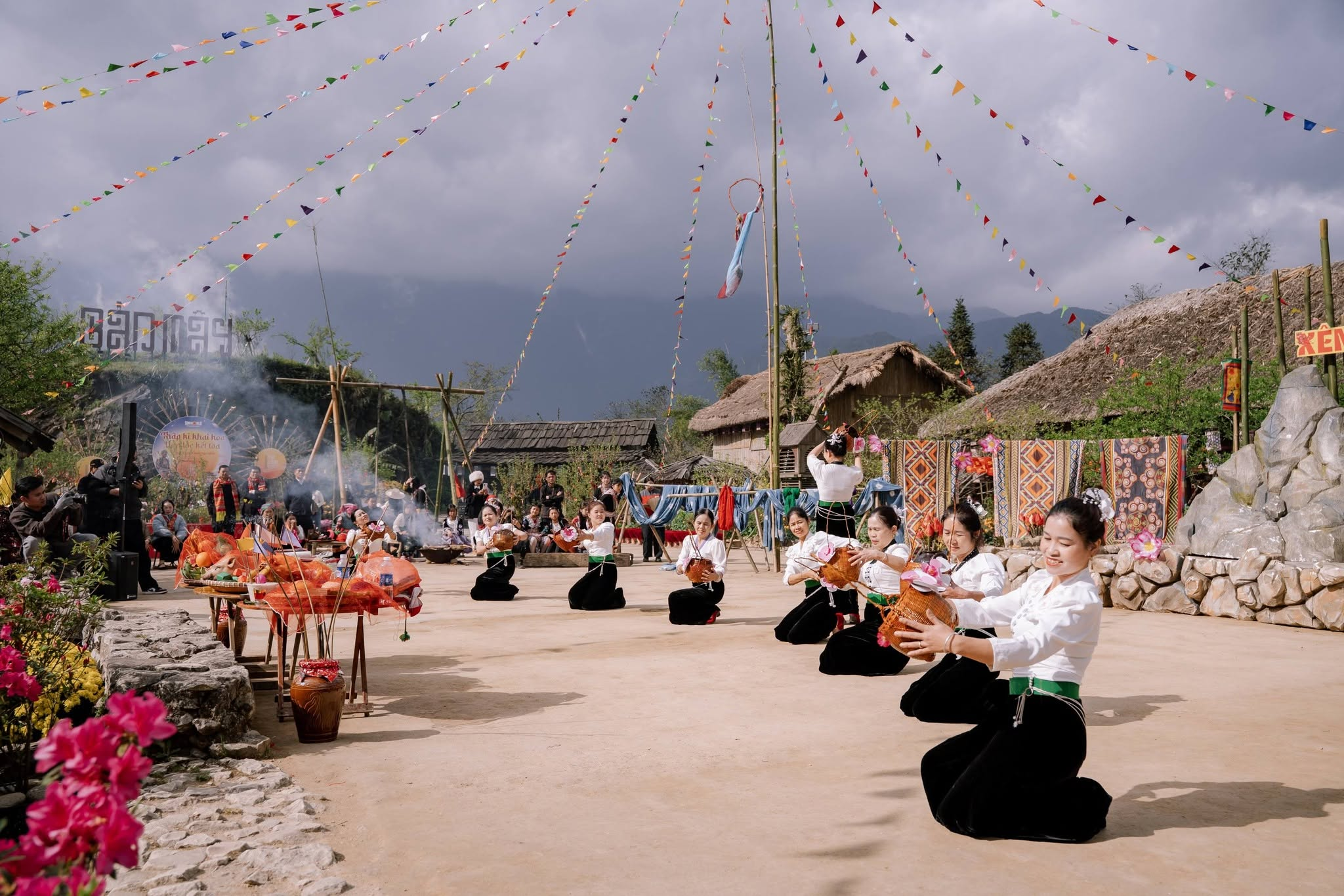 Bản Mây là điểm đến lý tưởng để khám phá nghệ thuật truyền thống của nhiều dân tộc Tây Bắc.