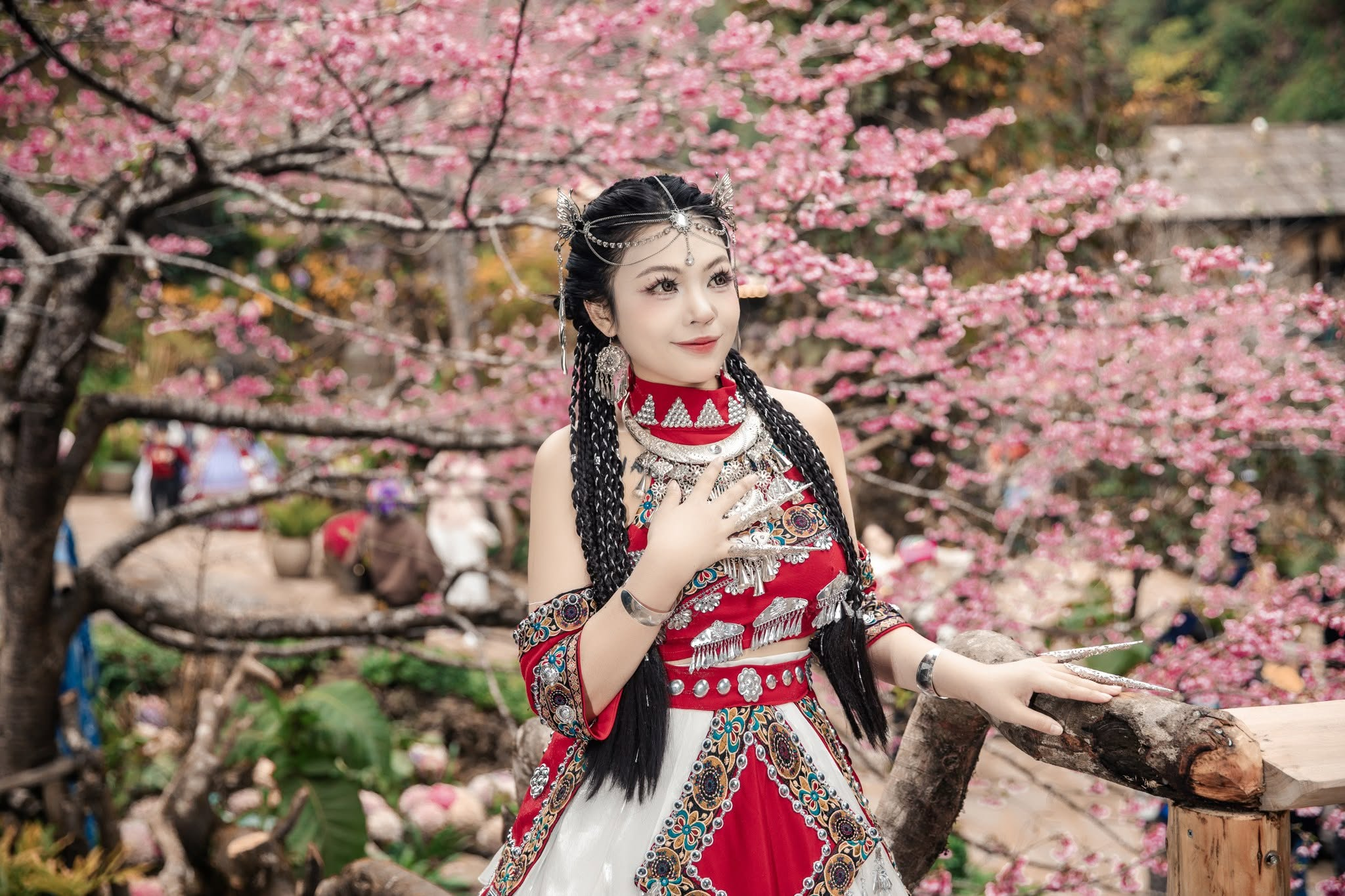 Nhiều mẫu trang phục và phụ kiện truyền thống giúp du khách dễ dàng hoàn thiện phong cách khi chụp ảnh.