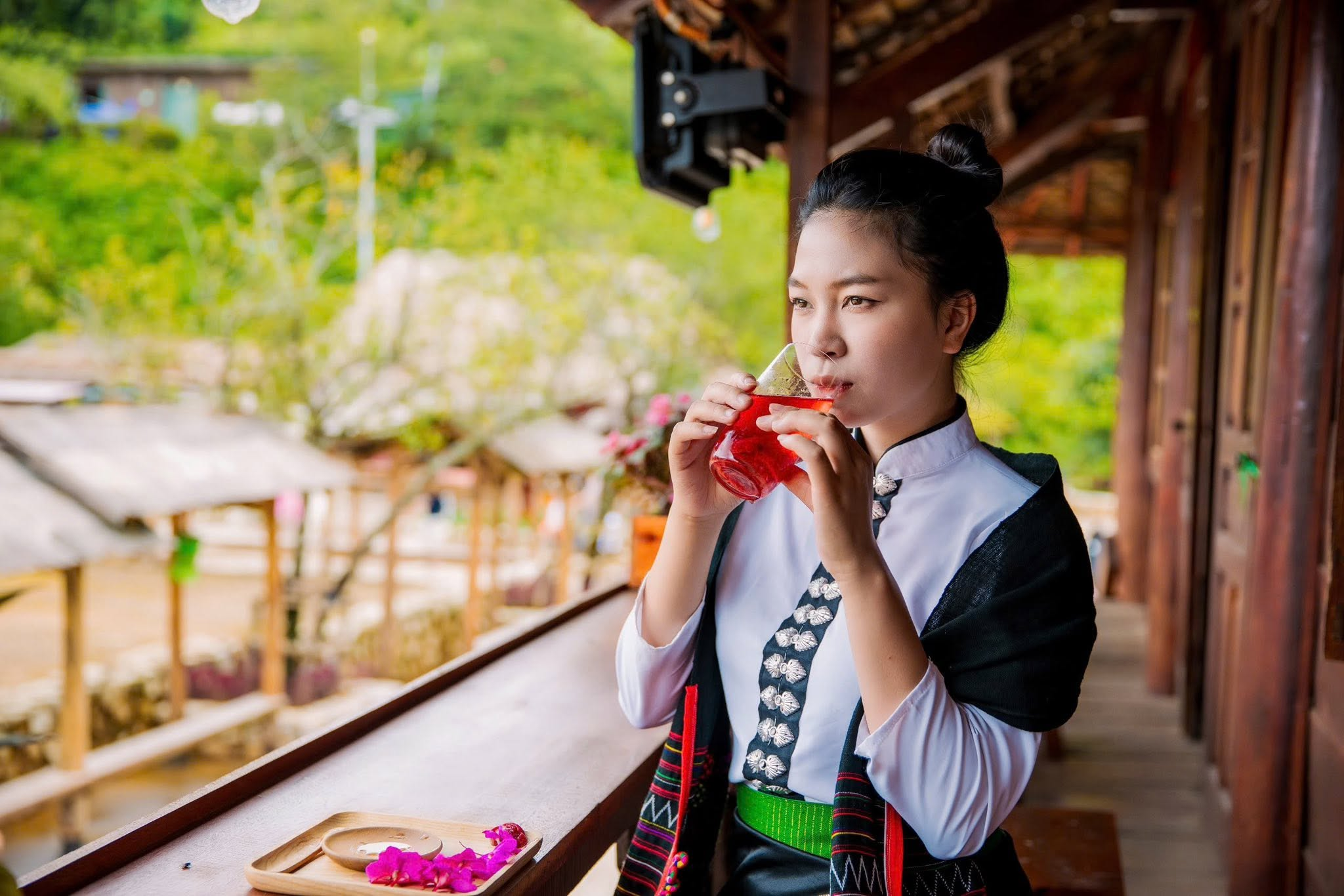 Bản Mây mang đến không gian lý tưởng để thuê trang phục dân tộc và lưu giữ những bức ảnh đậm bản sắc.