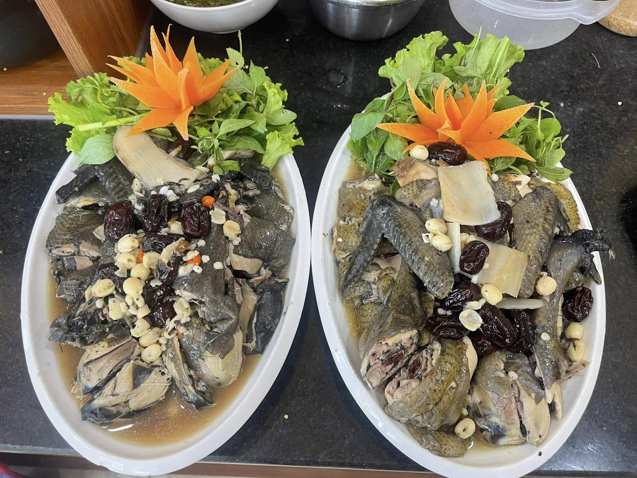 Gà bản hầm cùng các loại thảo dược vùng cao là món ăn được nhiều du khách yêu thích trong tiết trời se lạnh